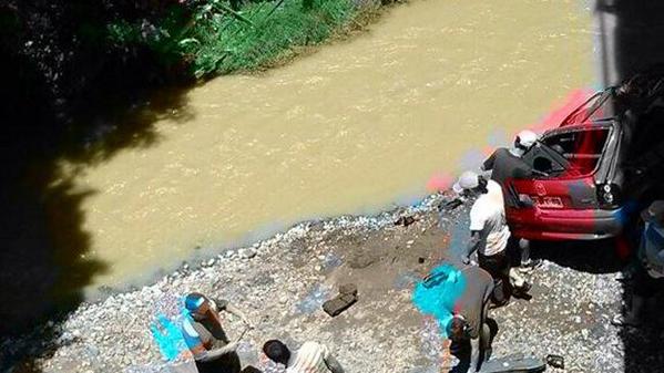 Vehículo se desbarrancó en un canal en Lo Barnechea