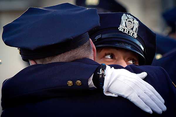 Donan 1 millón de dólares a familias de policías asesinados en Nueva York