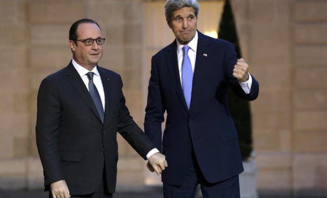 John Kerry deposita corona de flores en zona de los ataques terroristas en París