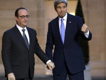 John Kerry deposita corona de flores en zona de los ataques terroristas en París