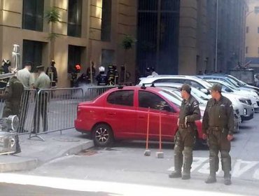 Fuego en cámara subterránea a una cuadra de La Moneda moviliza a Bomberos