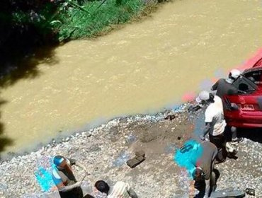 Vehículo se desbarrancó en un canal en Lo Barnechea