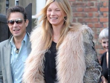 Kate Moss recibió un apasionado beso de famosa cantante en su cumpleaños