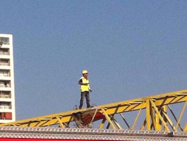 Trabajador protesta sobre grúa de construcción de Metro en Ñuñoa