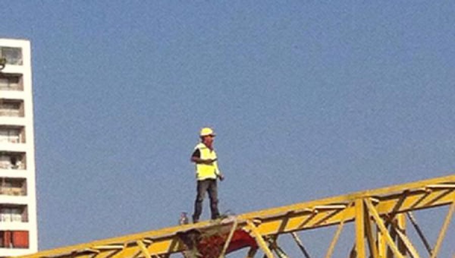 Trabajador protesta sobre grúa de construcción de Metro en Ñuñoa