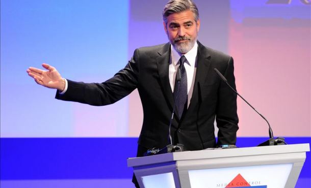 Autoridades iraníes cierran diario por foto de Clooney defendiendo Charlie