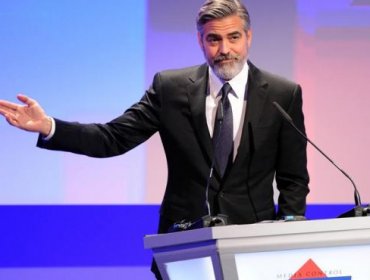 Autoridades iraníes cierran diario por foto de Clooney defendiendo Charlie