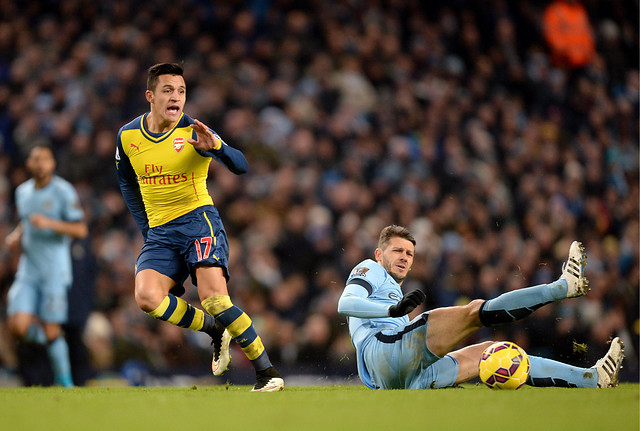 Alexis se vistió de obrero ante en victoria de Arsenal ante Manchester City