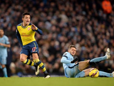 Alexis se vistió de obrero ante en victoria de Arsenal ante Manchester City