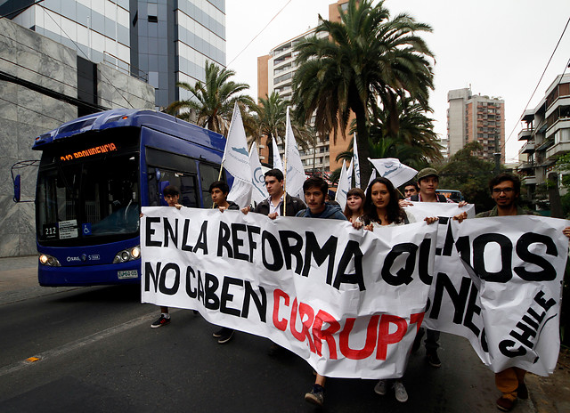 Cones realiza manifestación en el frontis de la UDI y piden inhabilitar a los involucrados en el caso Penta