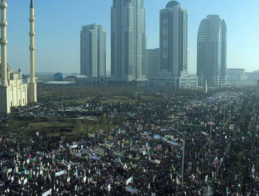 Multitudinaria manifestación se realizó en Chechenia en contra de "Charlie Hebdo"