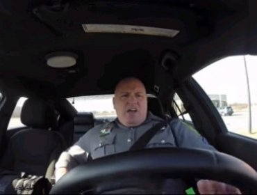 Policía la rompe en la web con rítmica imitación de “Shake It Off” de Taylor Swift