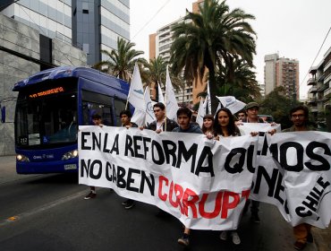 Cones realiza manifestación en el frontis de la UDI y piden inhabilitar a los involucrados en el caso Penta