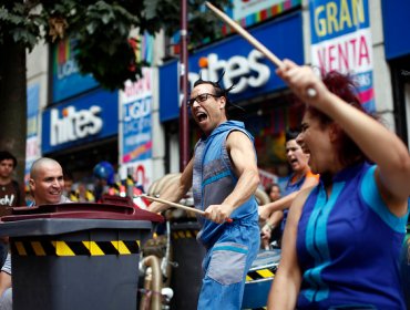 Grupo de jóvenes realiza intervención artística en la Plaza de Armas de Santiago en contra de la pobreza