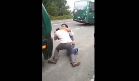 Registran brutal pelea entre conductores de buses rurales