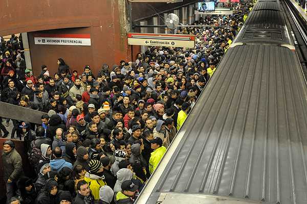 Evalúan suspender días laborales y clases ante posibles fallas en Metro y Transantiago