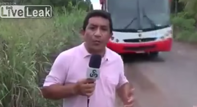 Video: Periodista se salva de milagro en pleno despacho