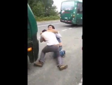 Registran brutal pelea entre conductores de buses rurales