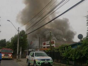 Incendio afecta a viviendas en la comuna de Quilicura