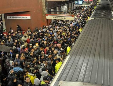 Evalúan suspender días laborales y clases ante posibles fallas en Metro y Transantiago