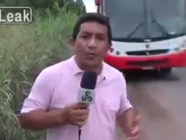 Video: Periodista se salva de milagro en pleno despacho