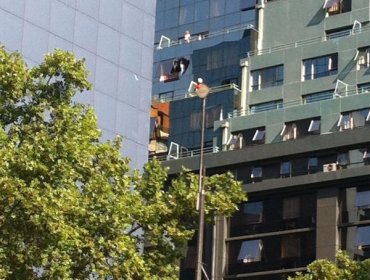 Providencia: Personal policial evita intento de suicidio desde edificio