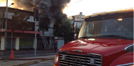 Incendio afecta a locales comerciales en barrio Franklin