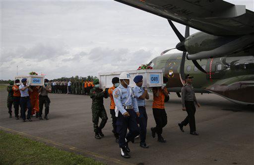 Equipos de rescate hallan 6 cadáveres en el avión siniestrado de AirAsia