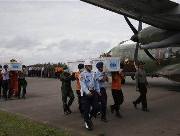 Equipos de rescate hallan 6 cadáveres en el avión siniestrado de AirAsia