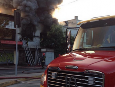 Incendio afecta a locales comerciales en barrio Franklin