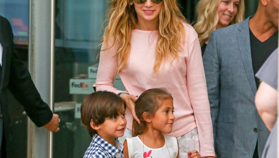 Jennifer Lopez contrata a un niñero para cuidar de su hijo