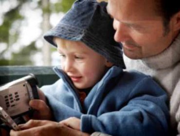 Un papá le construyó un increíble coche-batimóvil a su bebé