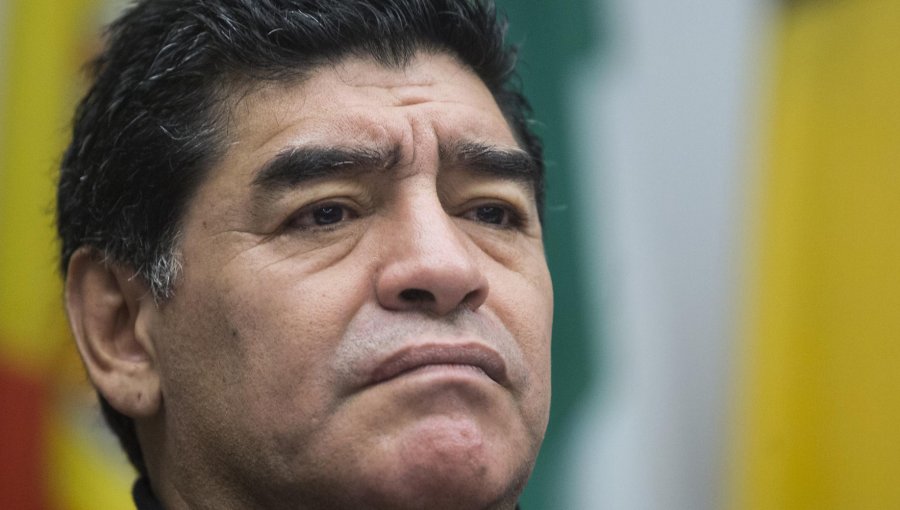 Maradona causa polémica por foto vestido de travesti para revista "As"