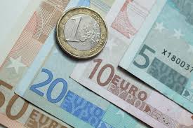 El euro cae hasta los 1,1258 dólares