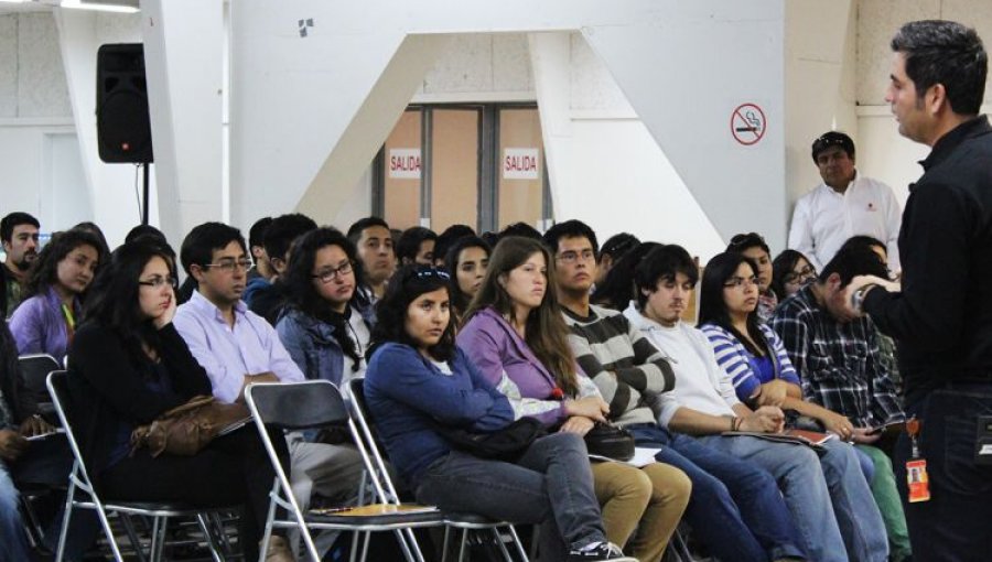 Expertos entregan consejos para mantener trabajo al terminar la práctica profesional