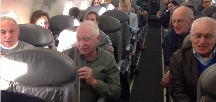 Grupo de ancianos sorprendieron a pasajeros del avión con este increíble espectáculo