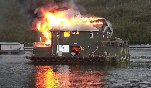 Embarcación de empresa Salmones Antártica sufre incendio en Estero Walker de Aysén