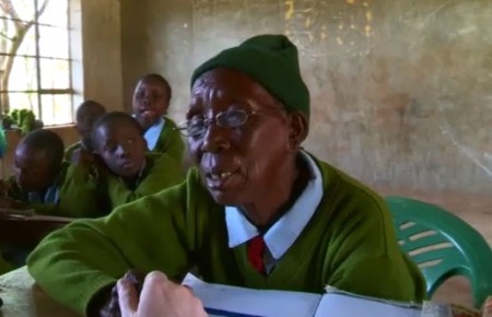 La increíble historia de la anciana de 90 años que asiste al colegio junto a sus bisnietos