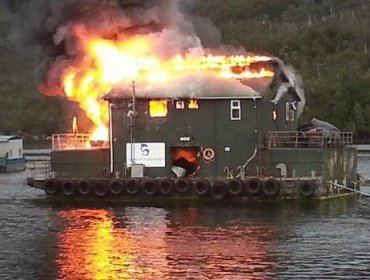 Embarcación de empresa Salmones Antártica sufre incendio en Estero Walker de Aysén