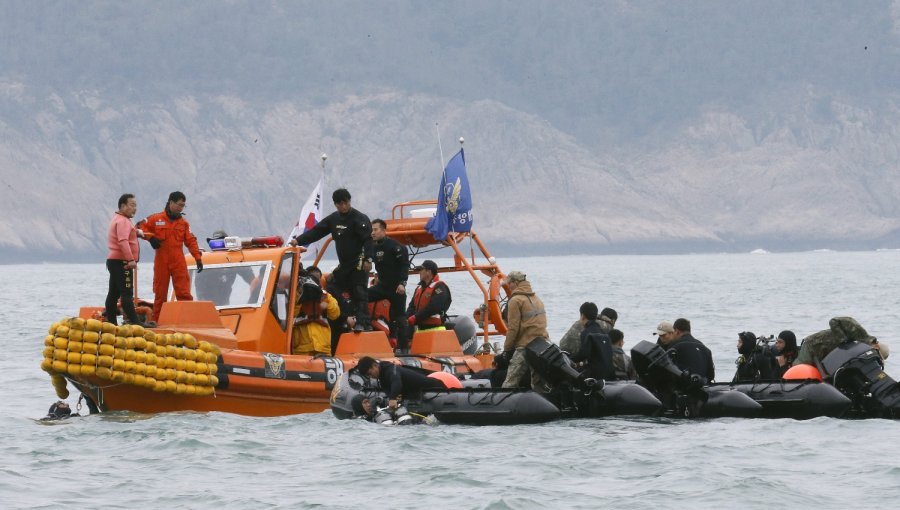 Corea del Sur estudia el modo de reflotar el accidentado ferry Sewol