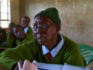 La increíble historia de la anciana de 90 años que asiste al colegio junto a sus bisnietos