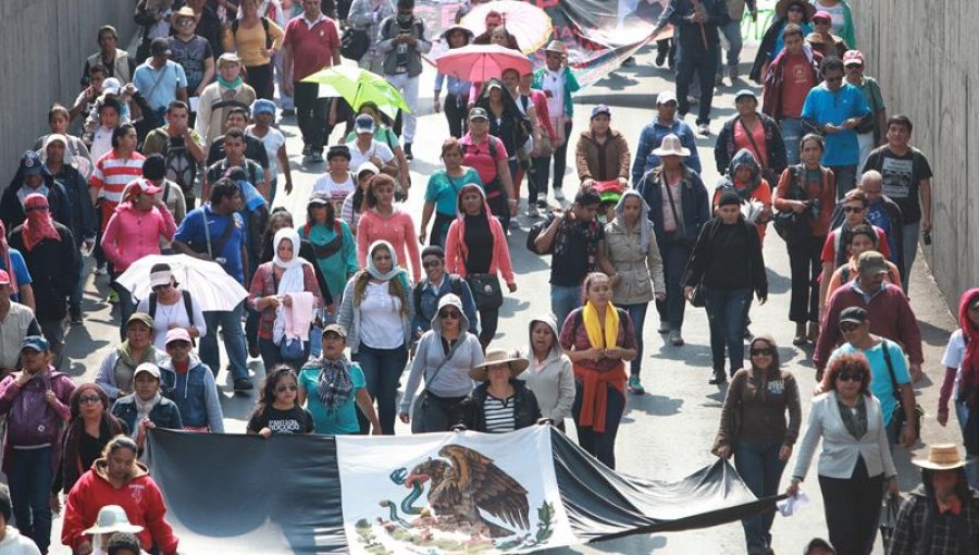 Miles marchan en México para recordar la desaparición de 43 estudiantes