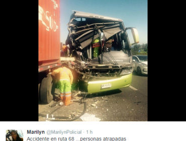 Más de una decena de lesionados deja accidente entre bus de TurBus y camión en Túnel Lo Prado