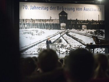 Merkel: Auschwitz aún nos llena de vergüenza y no tenemos derecho a olvidar