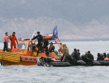 Corea del Sur estudia el modo de reflotar el accidentado ferry Sewol