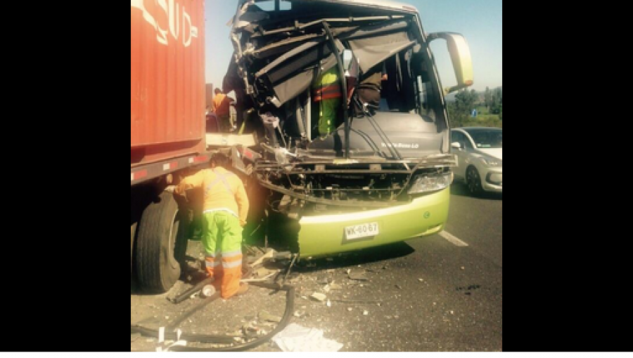 Más de una decena de lesionados deja accidente entre bus de TurBus y camión en Túnel Lo Prado