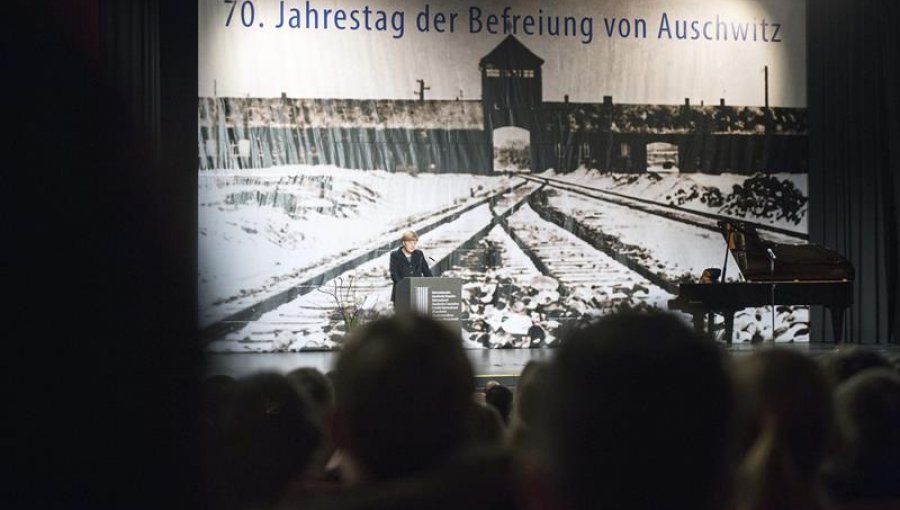 Merkel: Auschwitz aún nos llena de vergüenza y no tenemos derecho a olvidar