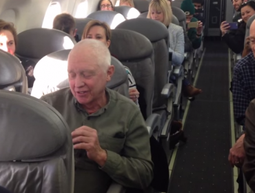 Grupo de ancianos sorprendieron a pasajeros del avión con este increíble espectáculo