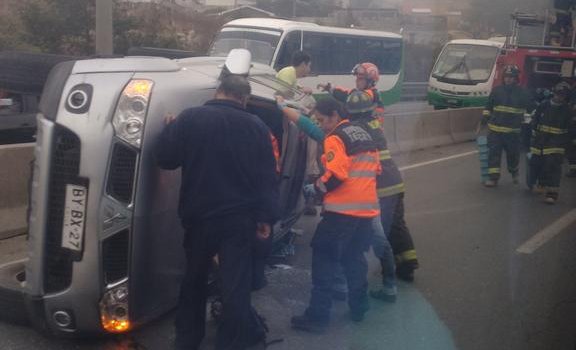 Un lesionado tras volcamiento de camioneta en Camino Internacional en Viña del Mar