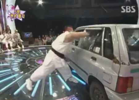 “Street Fighter” versión real: japonés disfrazado de Ryu rompió un auto en vivo para la televisión